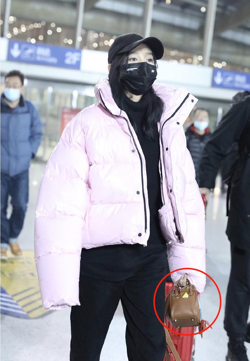 关晓彤黑色轻纱吊带配8分裤,关晓彤穿露脐装和小脚裤视频