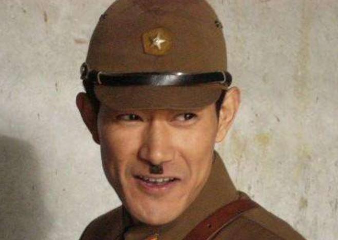 日本人的“板刷胡”到底从哪学来的？看看希特勒的照片就知道了