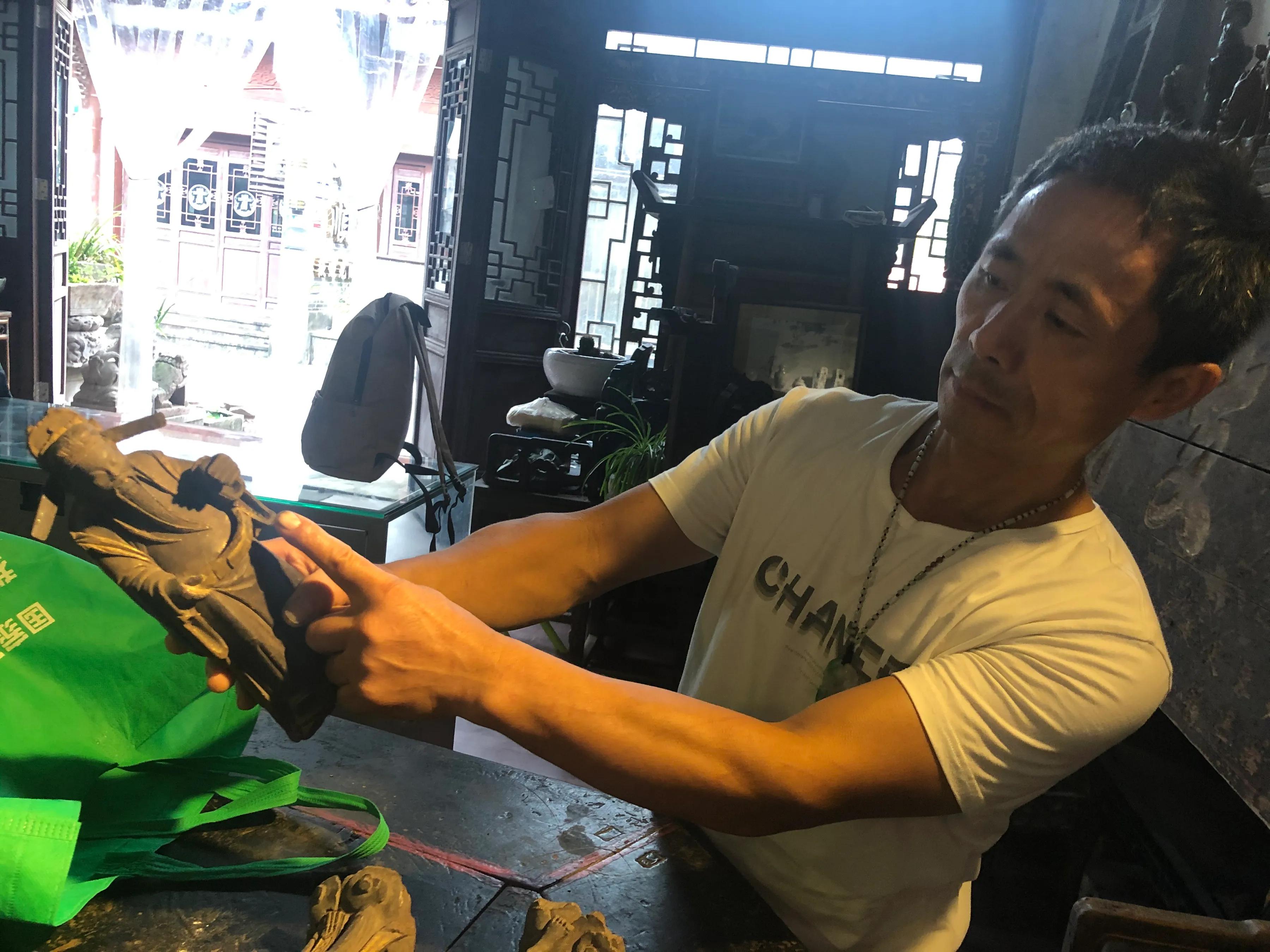 合川徐守学：让残缺老物件＂妙手回春＂