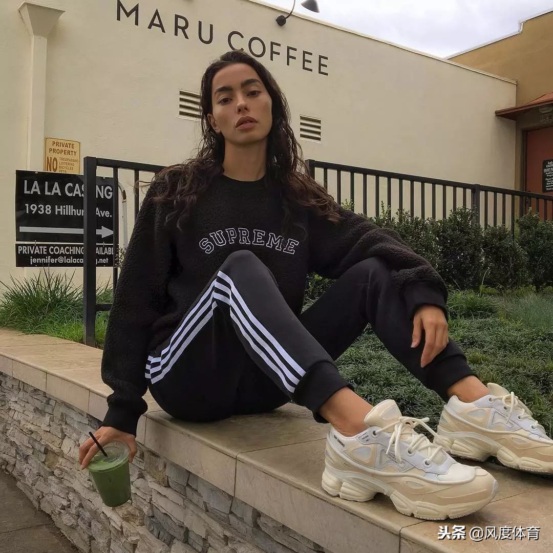 *窥偷**女神AdrianneHo的ins照片，我仿佛打开了新世界的大门……