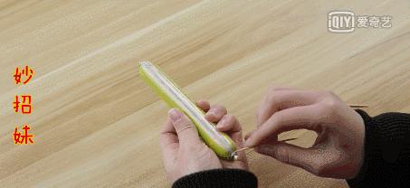 原来火腿肠的金属环下有个“小机关”，轻轻一拉，3秒剥一根！