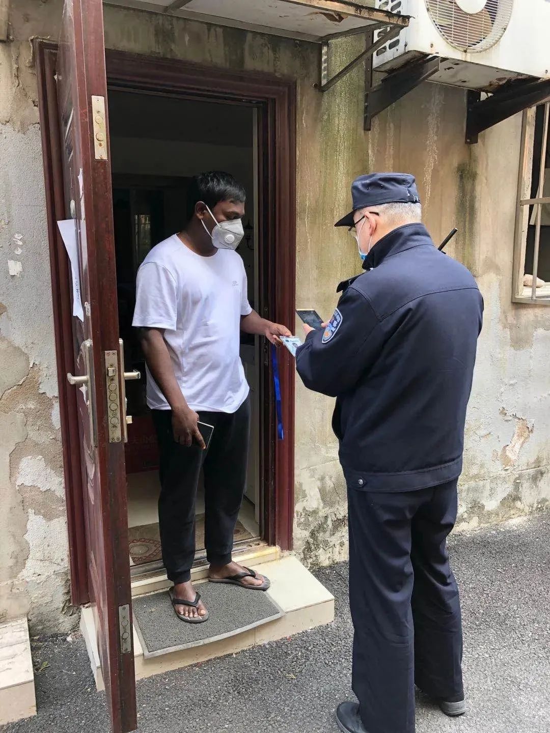 从“你好”到“兄弟”，川沙老居民区的“国际化”防疫服务，让印度小伙点赞