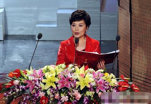 45岁央视主持人与丈夫恩爱20年,她是央视主持人低调嫁普通丈夫