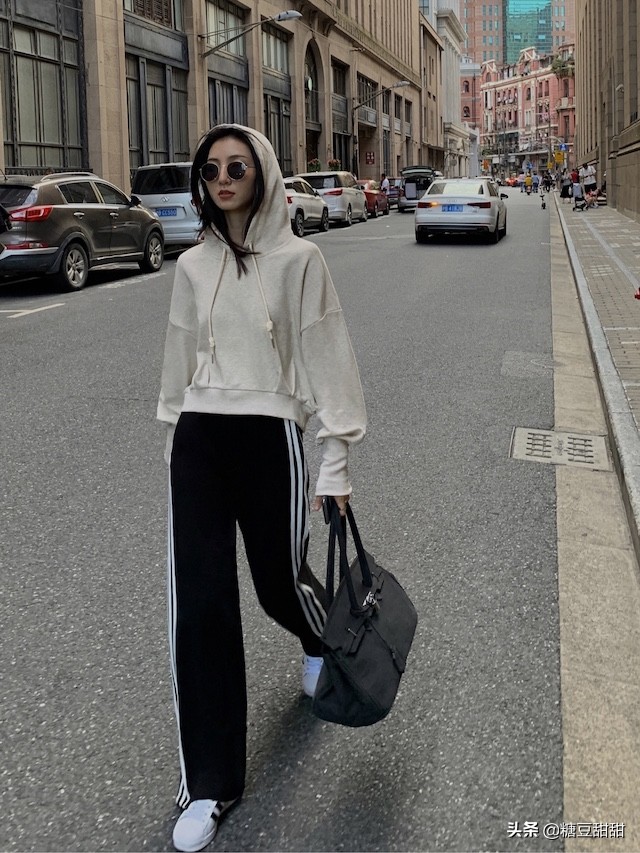 现在的女孩子阔腿裤穿搭中长卫衣,2019穿卫衣阔腿裤气质又有女人味