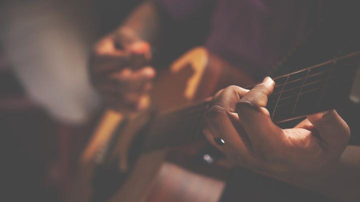 高血糖引起手臂疼痛是啥病,左手大拇指和食指发麻和高血糖