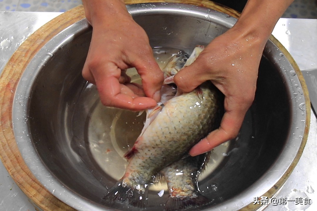 煎鱼一定不要直接下油锅,煎鱼不粘锅不破皮小技巧