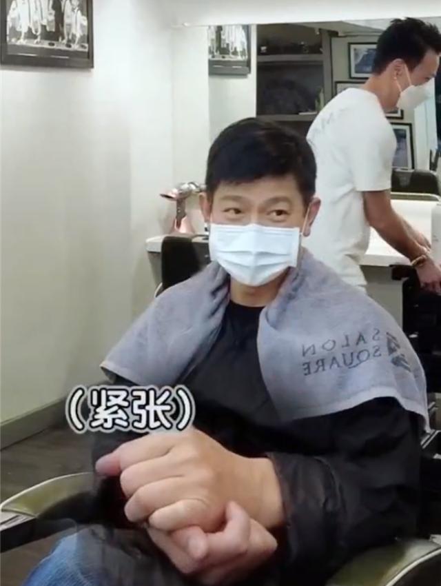 59岁华仔也爱上烫头,戴老花镜有秃顶迹象,曾借于谦梗想说相声