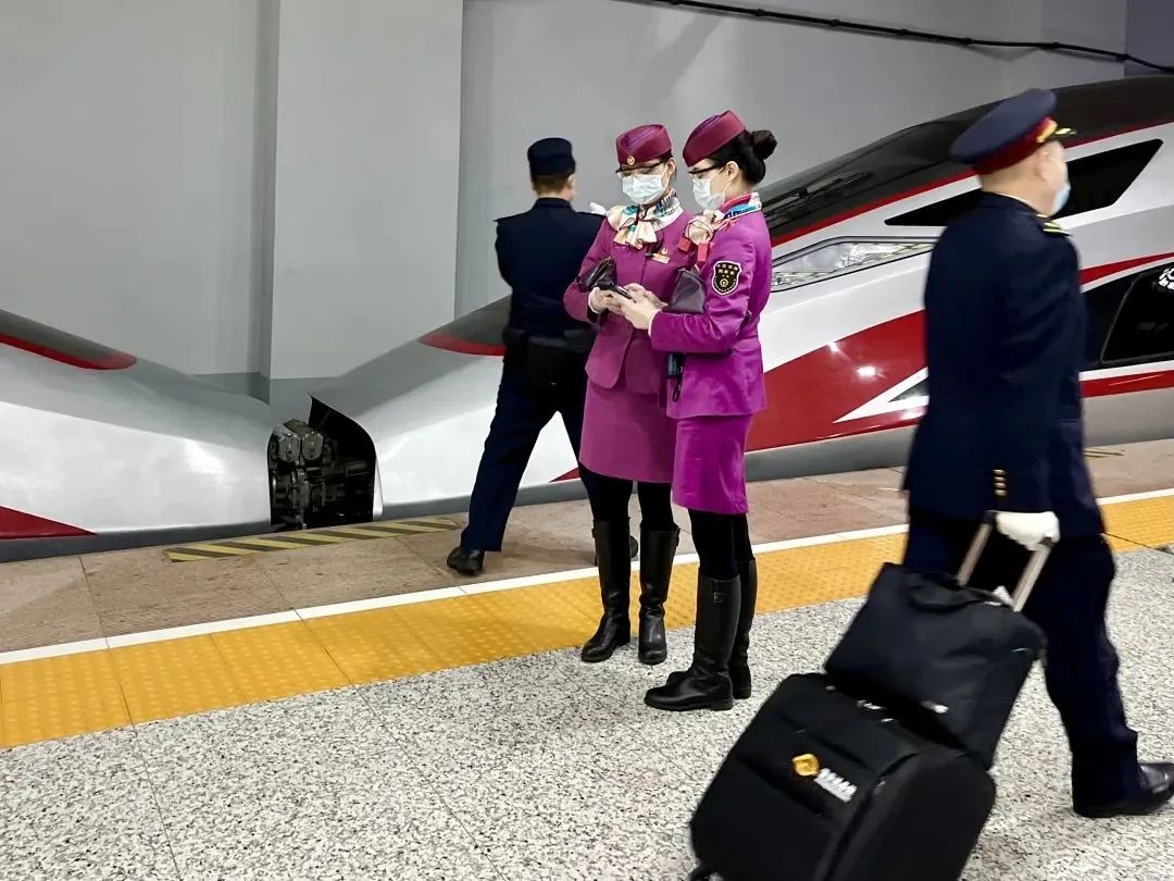 列车长一般在列车哪里,列车长属于什么段