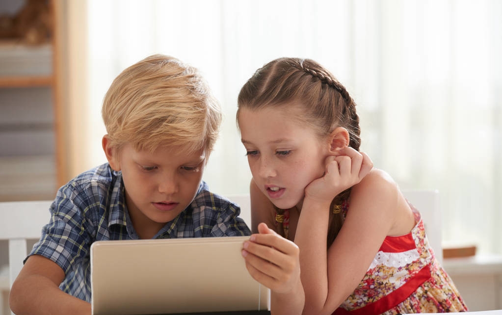 儿童看平板电脑损伤视力大约是电视三倍,预防近视可以这样做