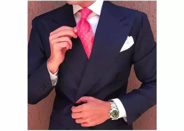 男人都需要一身合适的西装，怎样定制西装才能更加合身？