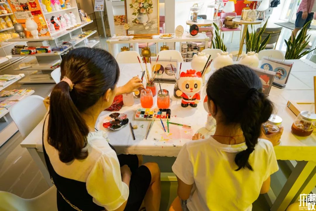 新潮展览+撸狗，广州这家新开的汪星人主题店萌爆了