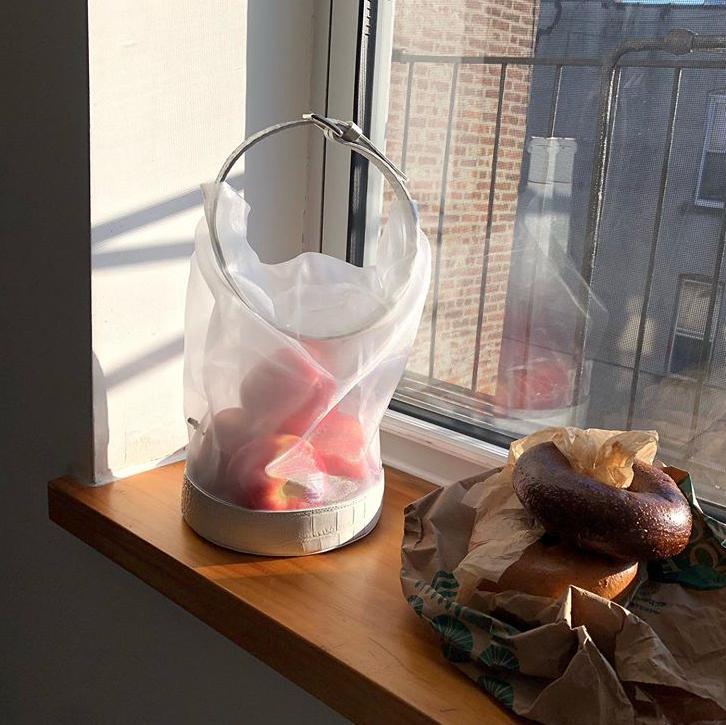 买了名牌包又得买名牌衣服,买了大牌包包后悔吗