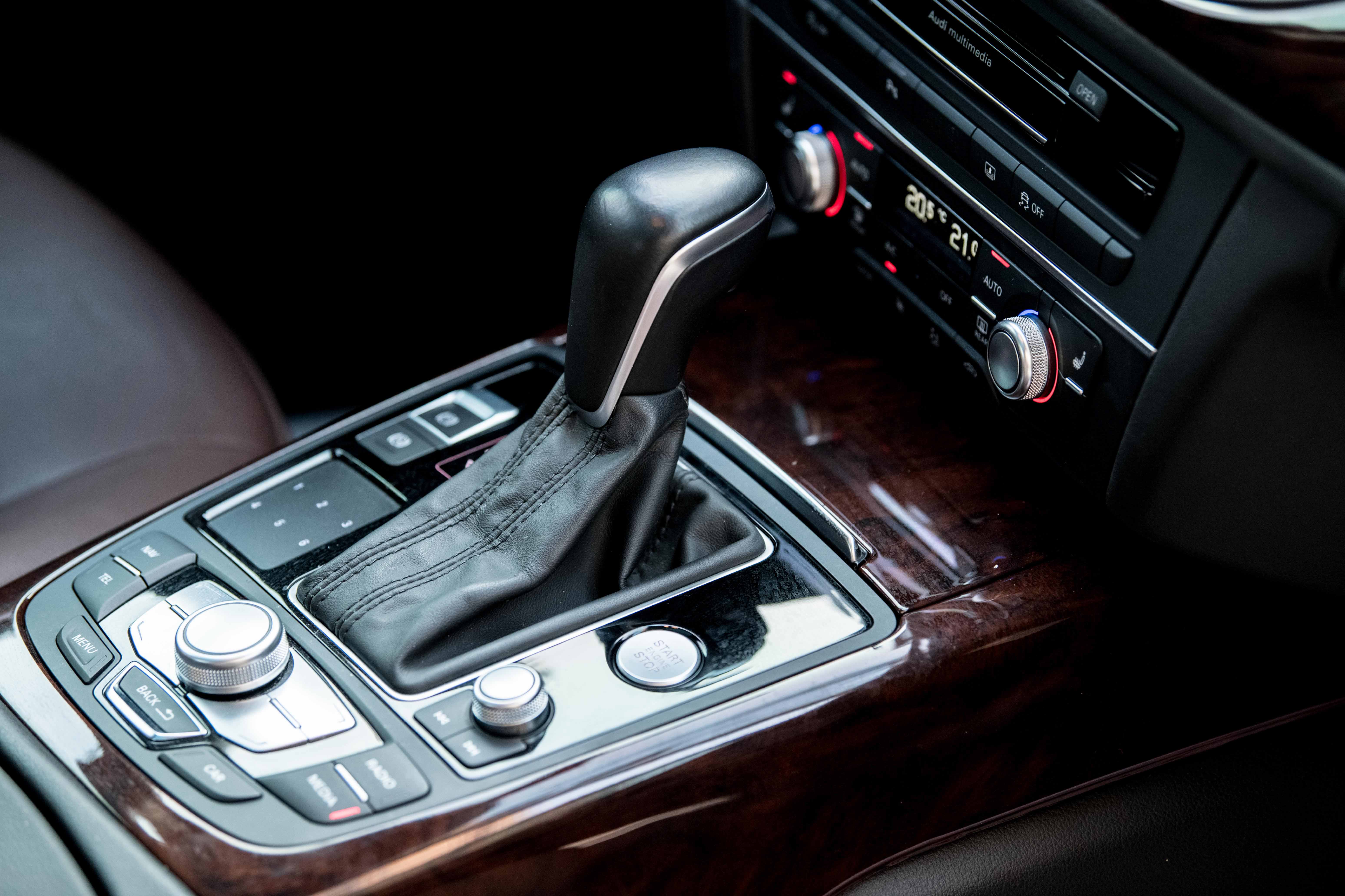 18款奥迪a6l3.0t四驱发动机,能文能武的帅哥