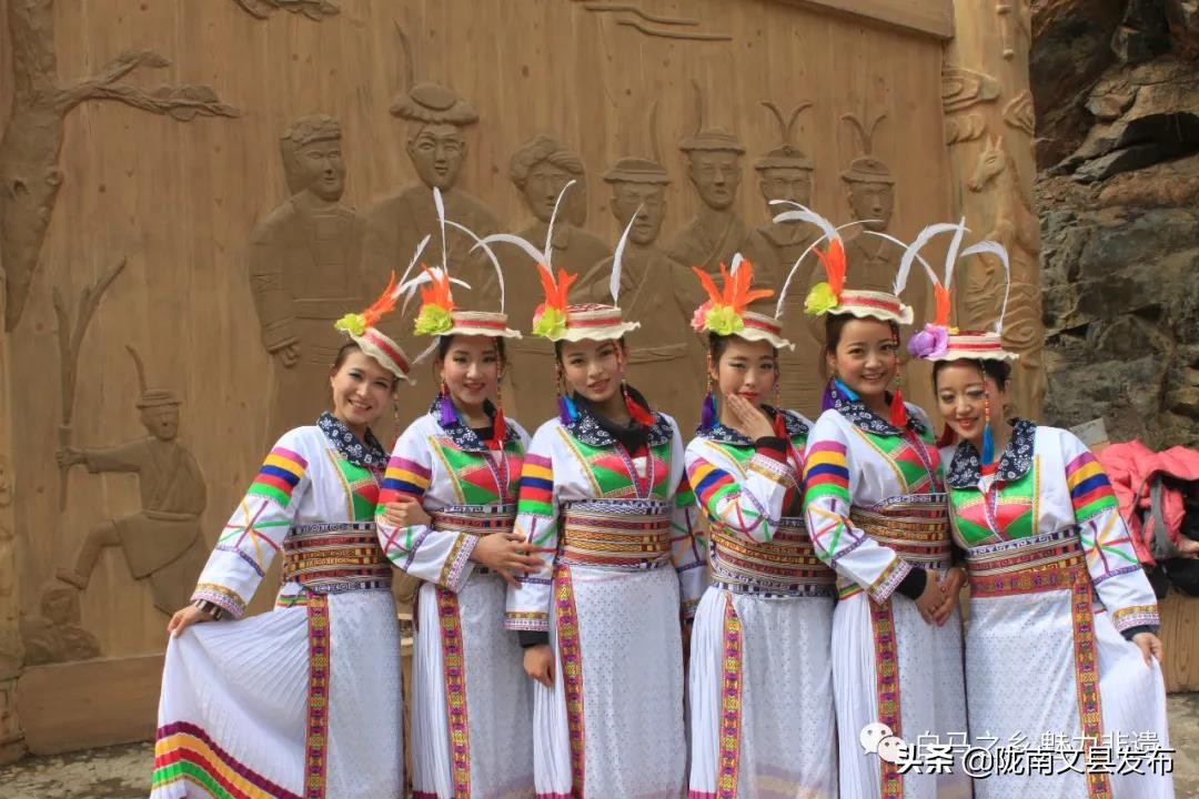 白马民族服装,白衣人服饰