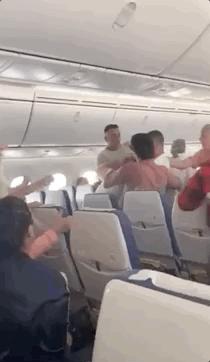 酷航飞新加坡迫降,万米高空飞机垂直坠落