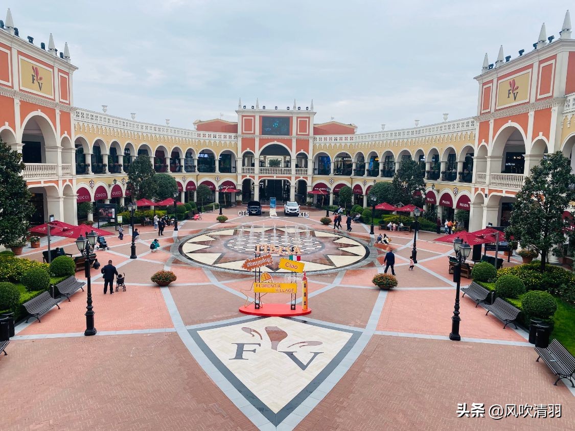 成都一个“意式”小镇火了，购物便宜品牌繁多，3500个免费停车位