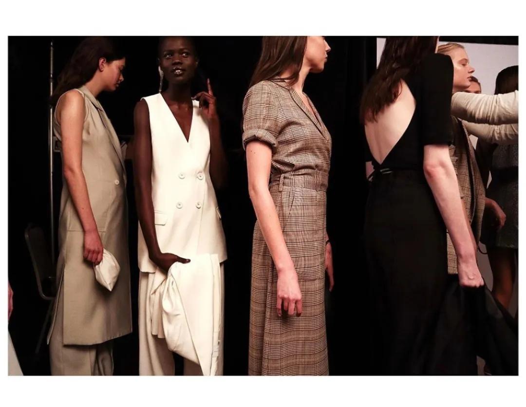 职场应该怎么穿不普通不老气,一套时髦又得体的职场造型