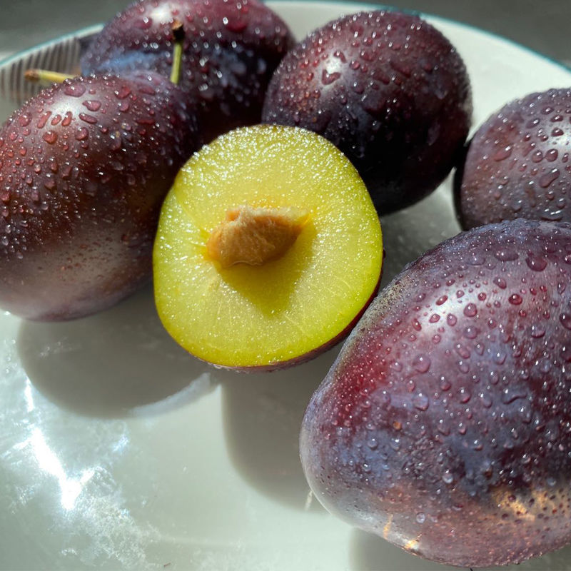 和西梅差不多的水果是什么水果,紫色的跟西梅差不多的水果