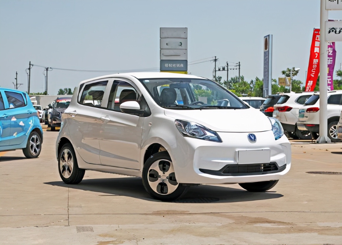 农村代步车宏光mini,宏光miniev和老年代步车