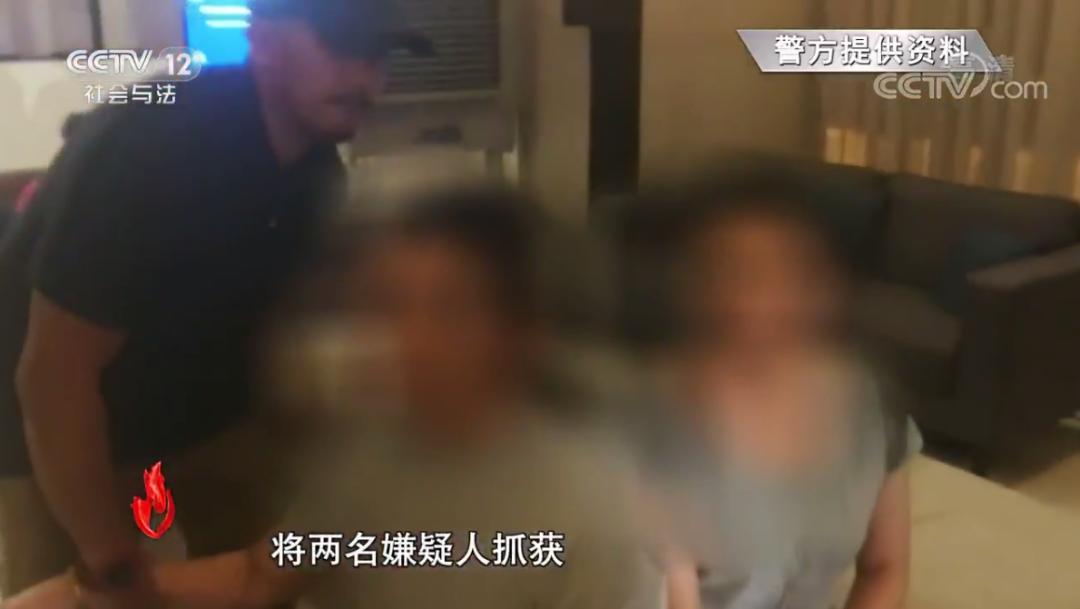 面对民警,女主播竟要脱衣示范是如何进行色情直播的?!