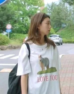 这个被嘲矮的超模火了！一脸硬伤，为啥还被Dior、Prada抢着宠？