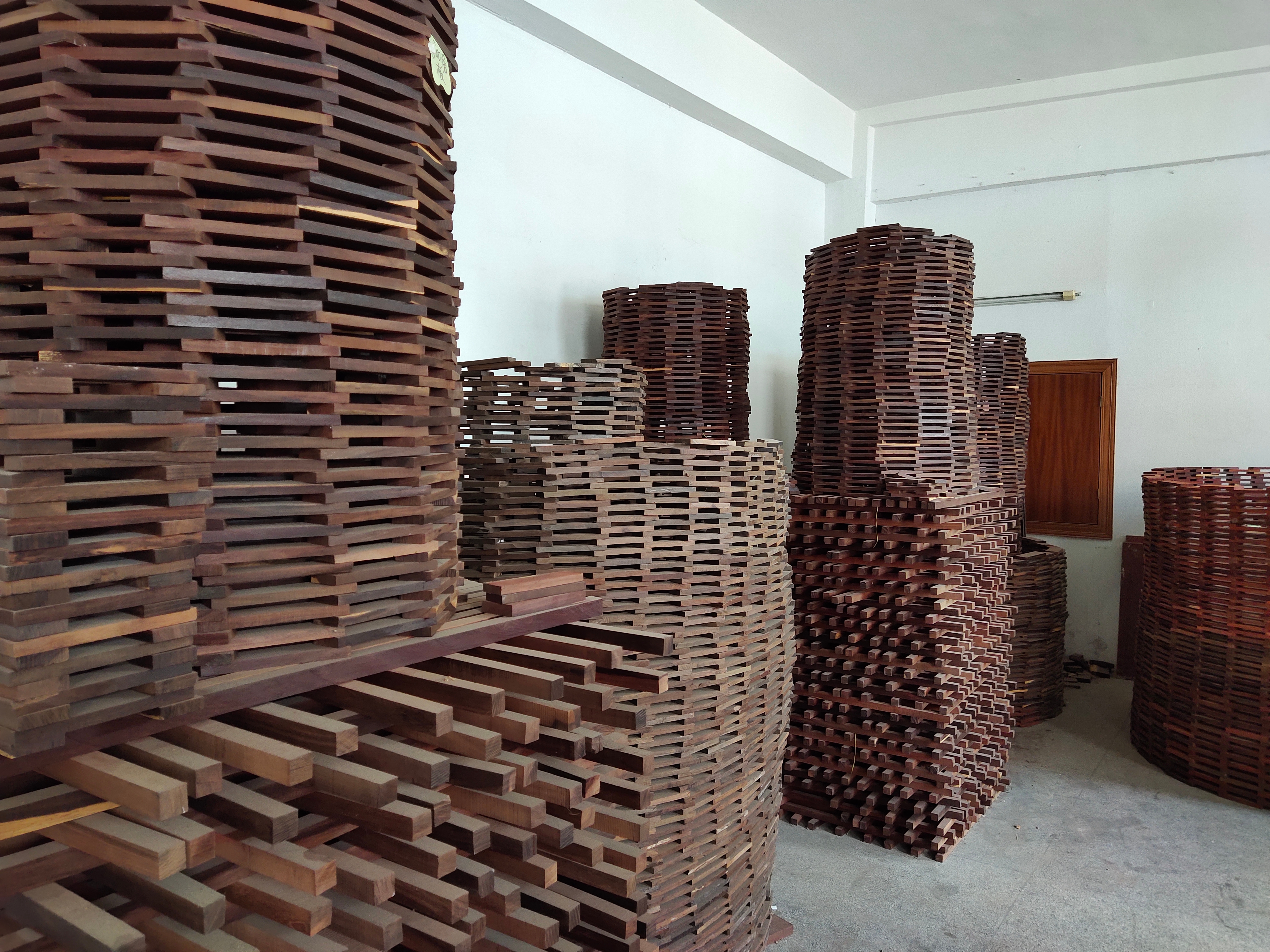 「汉韵二胡」二胡厂家揭秘：传统工艺老红木二胡的纯手工制作工序