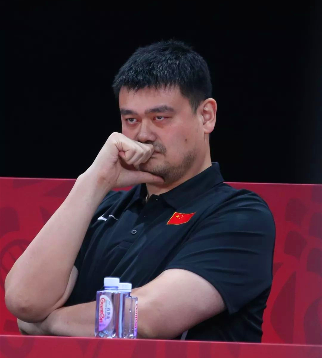 姚明采访谈自己的孩子,姚明对女儿展示篮球