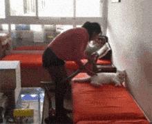 穿恨天高坐地铁的社死现场,两位男士都不忍看这次“崴脚表演”