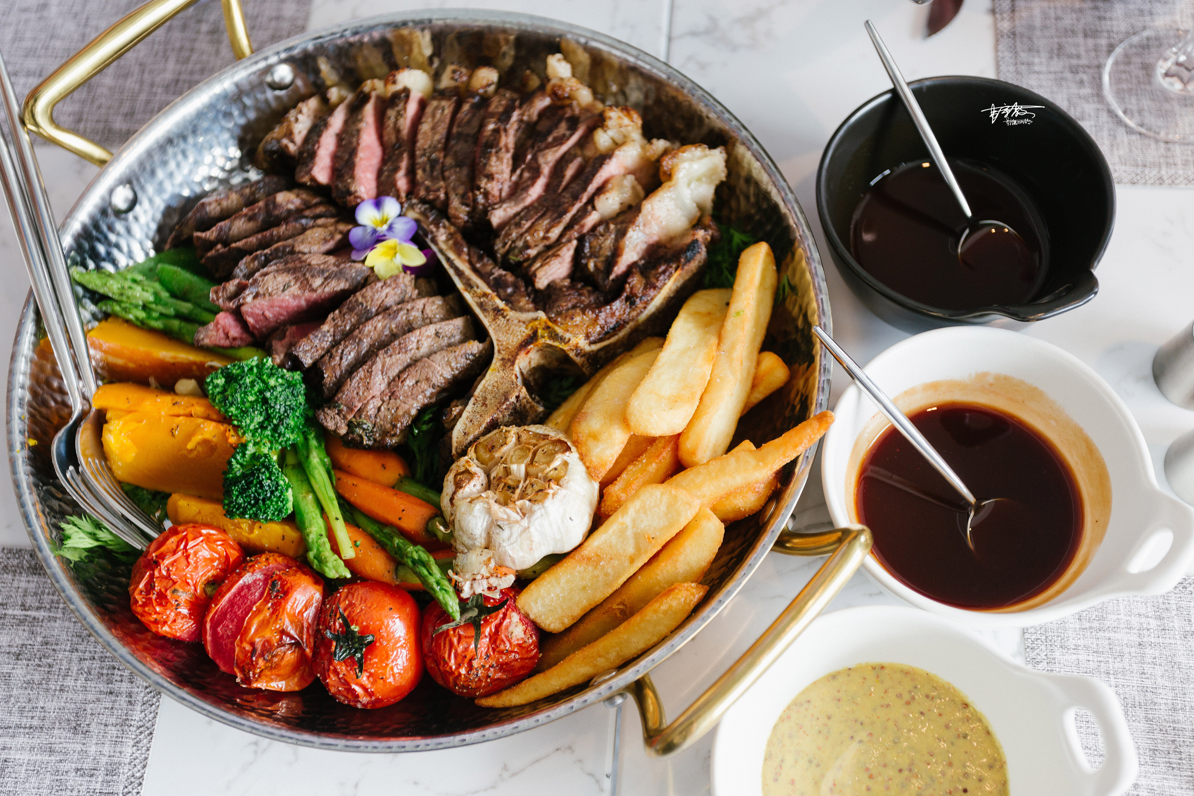 有一种美食叫相见恨晚，西单藏着一家闹中取静的美味西餐厅