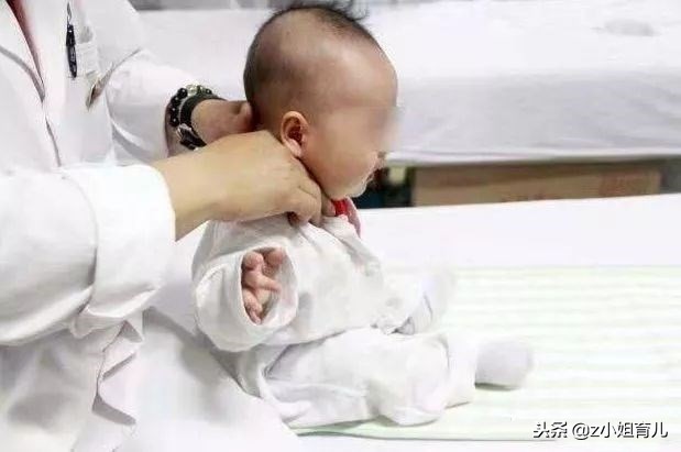 别再这样抱宝宝了，会歪脖子你还不知道吧，分享下如何纠正歪脖子