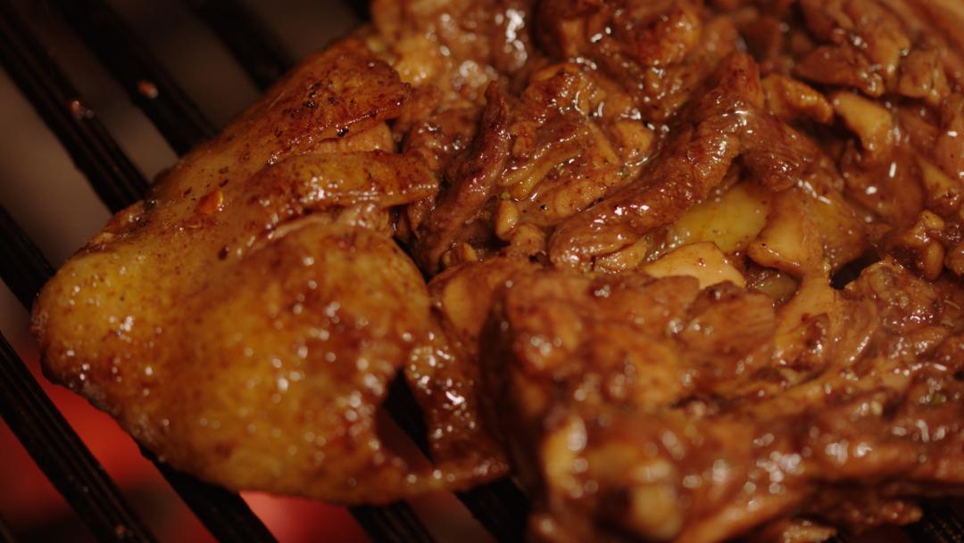 酱爆后的每一块烤鸡，都有着让人想要吮指的魔力