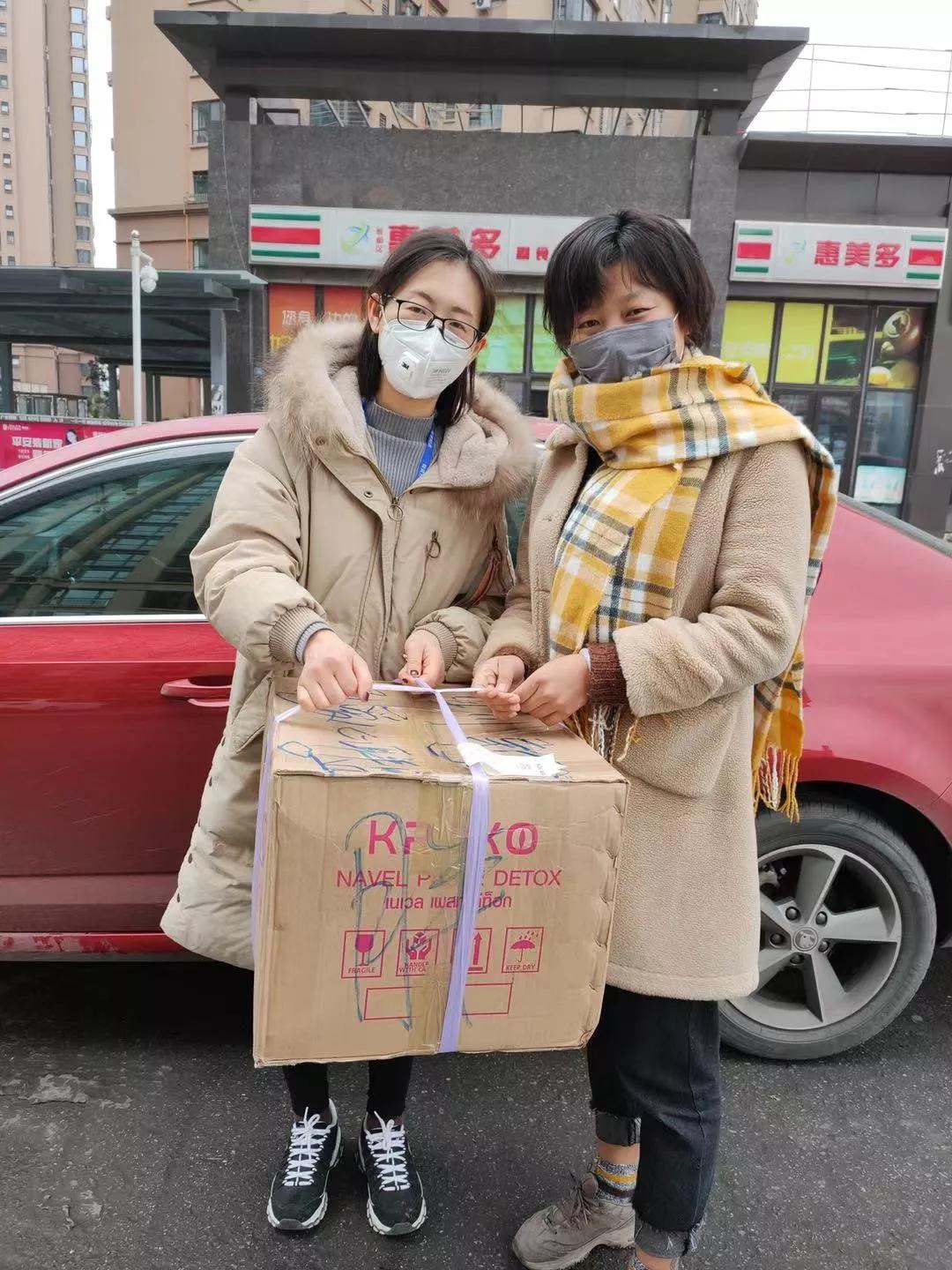 四川导游组成爱心联盟全球扫货,“人肉”带回上万抗疫物资捐赠