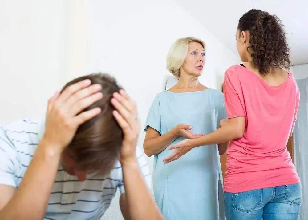 婆婆摔倒在地儿媳视而不见,婆婆摔骨折了儿媳妇不照顾