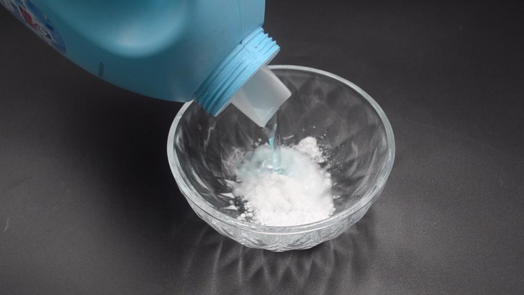 不管衣服有多脏，洗衣服倒一碗，洗完跟新的一样干净，方法太棒了