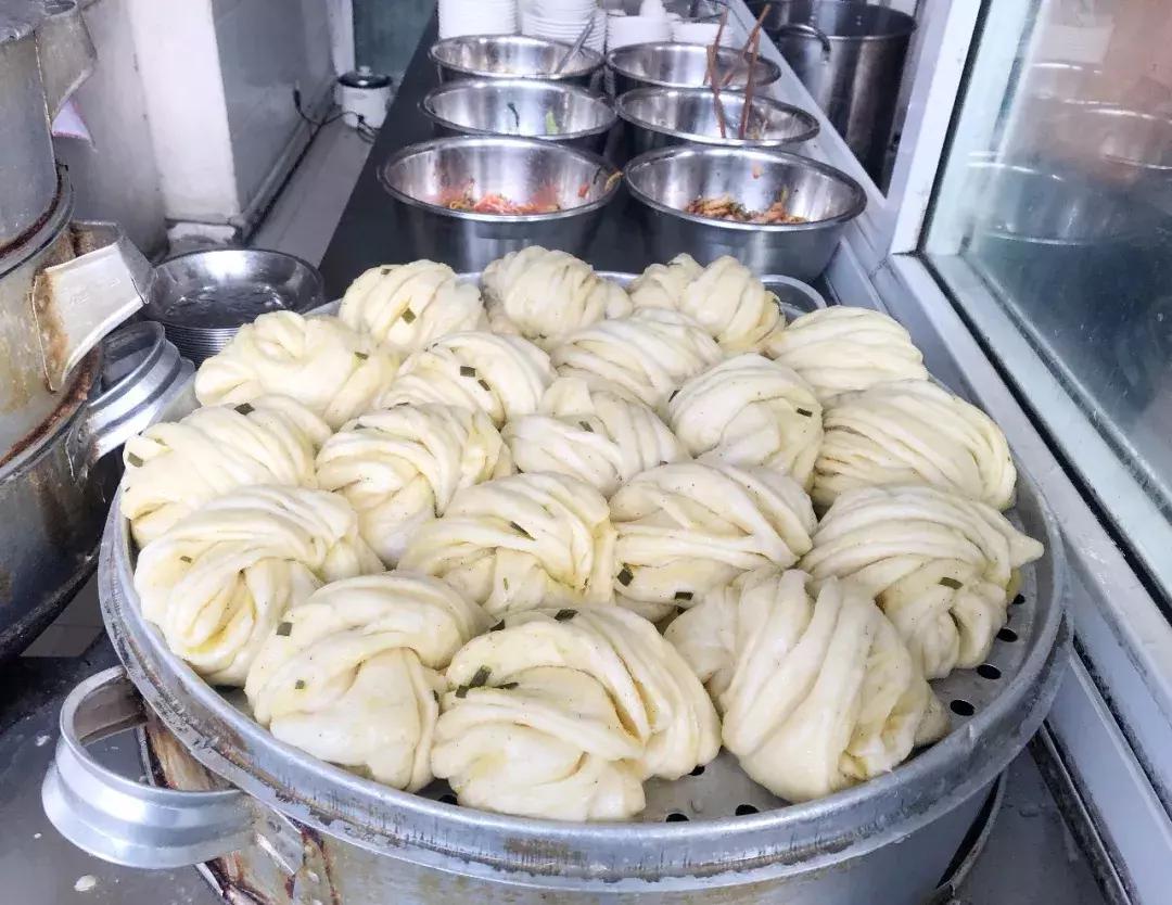 “老板儿，来十个包子，肉的哈~”都江堰人的早晨从这口油滋滋开始，这8家包子店，你最钟意哪家？