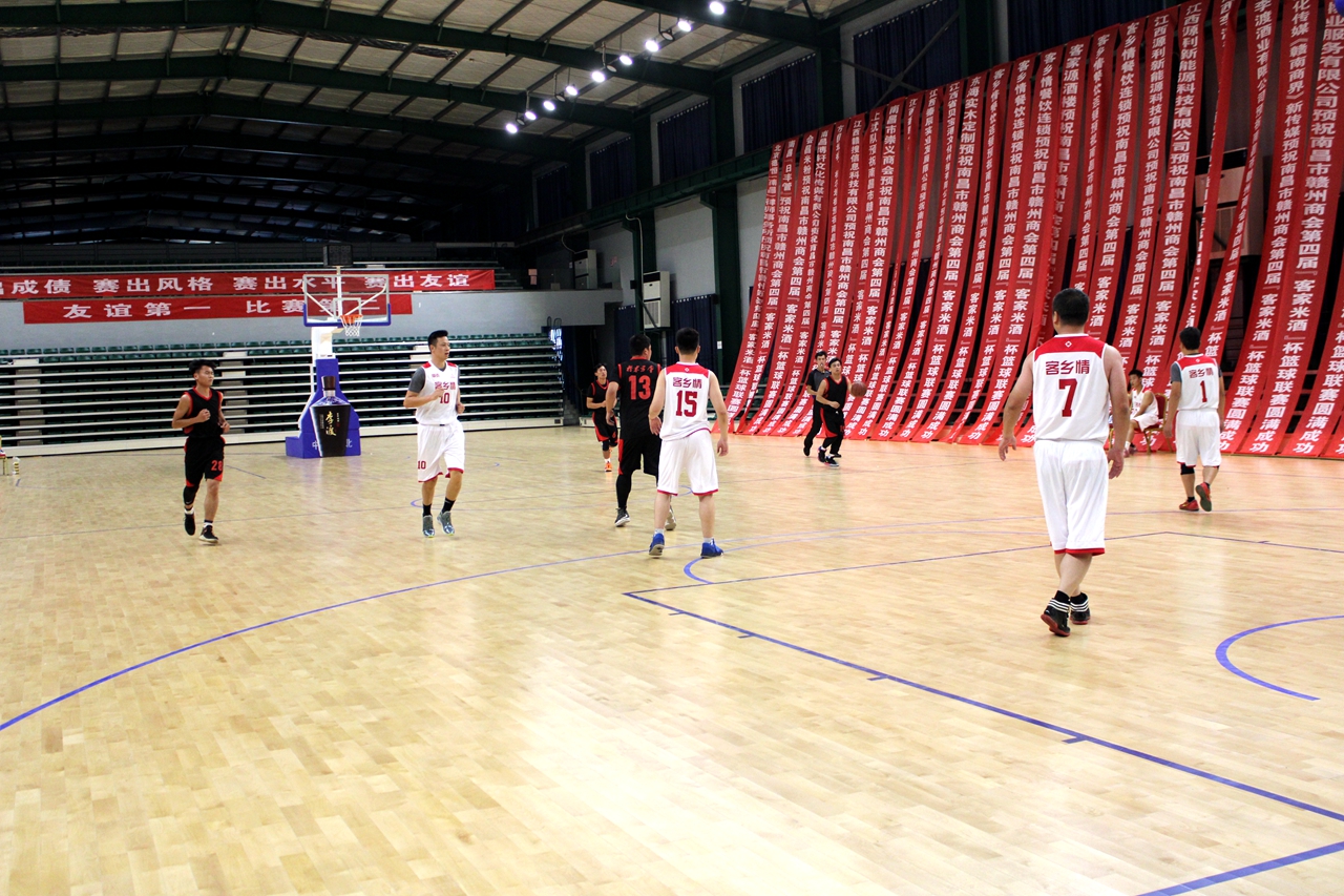 南昌市赣州商会第四届篮球联赛系列报道之章贡VS会昌比赛精彩上演
