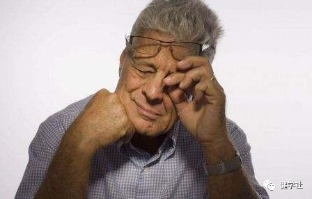 老年人眼睛干涩痒怎么办,老年人眼睛干涩怎么回事