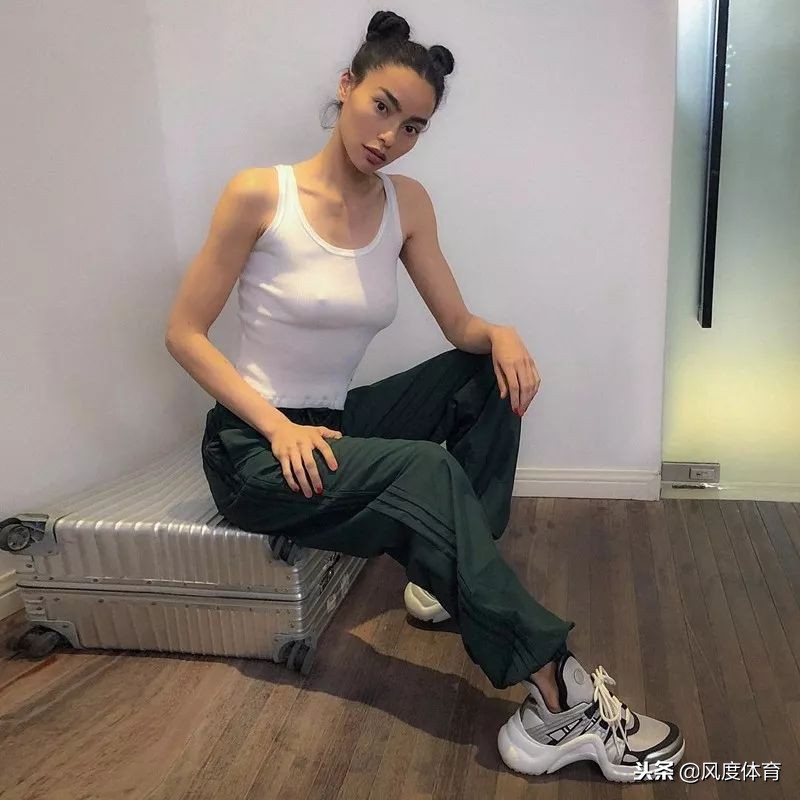 *窥偷**女神AdrianneHo的ins照片，我仿佛打开了新世界的大门……