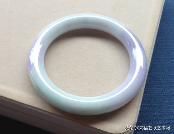 一对黄翡绿翡翠手镯,一件黄翡手镯竟然价值大几十万