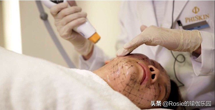 55岁巩俐和56岁张曼玉,巩俐抗衰老的秘诀