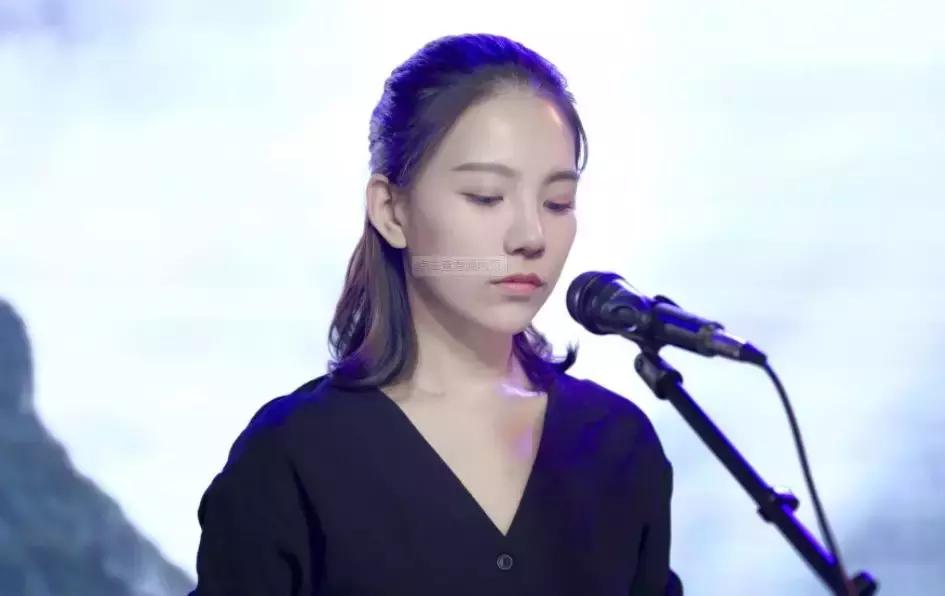 现身硬地围炉夜，范小米直播采访网易云火爆原创音乐人