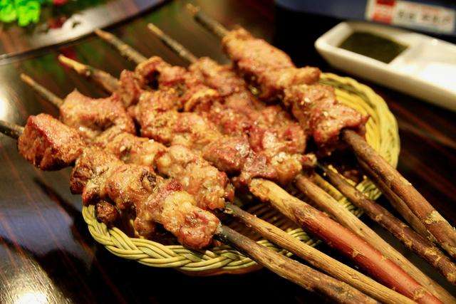 烧烤师傅教你零基础烤羊肉串,买直接串好的羊肉串怎么烤