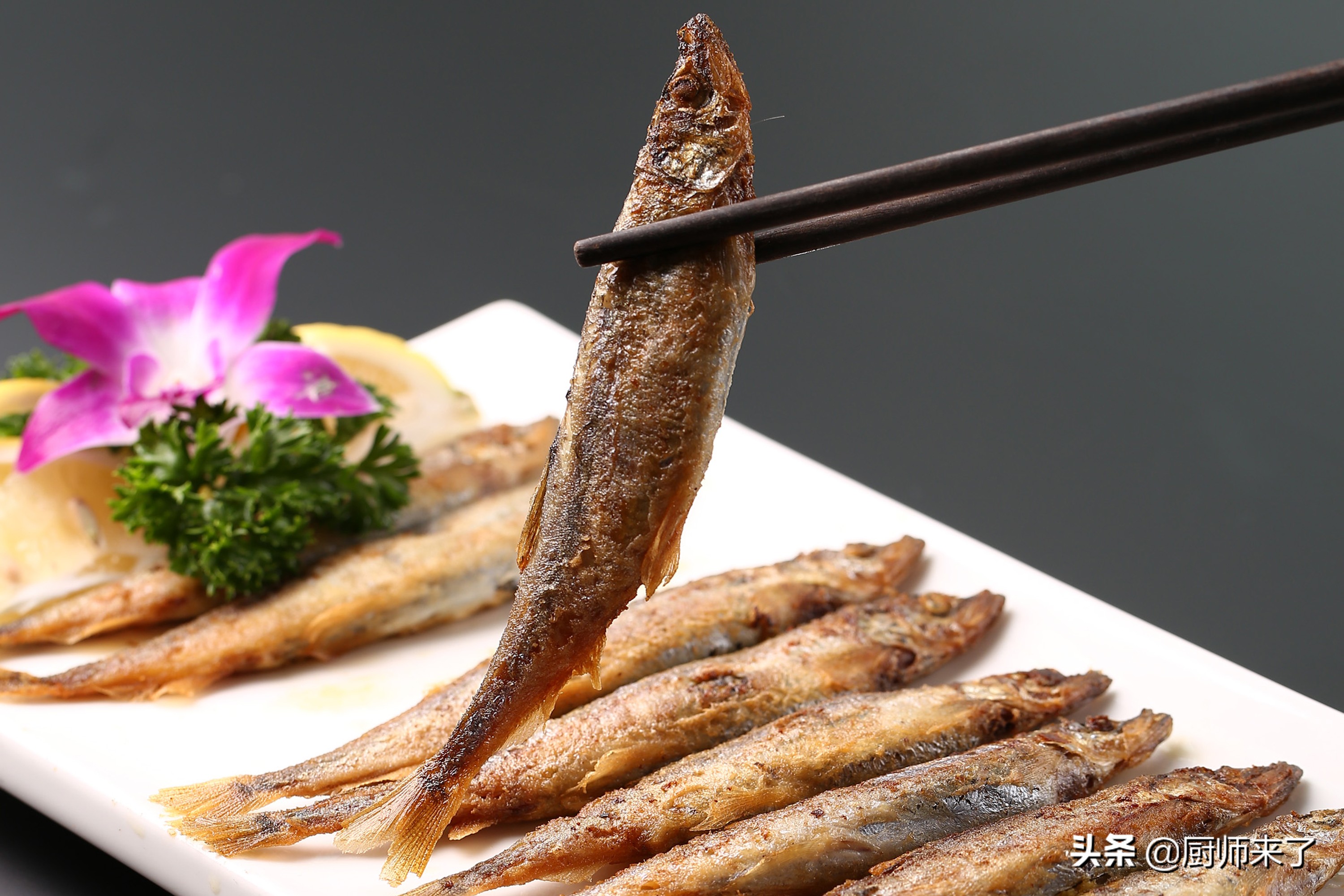 铁锅怎么煎鱼不粘锅?,煎鱼为什么裹鸡蛋液