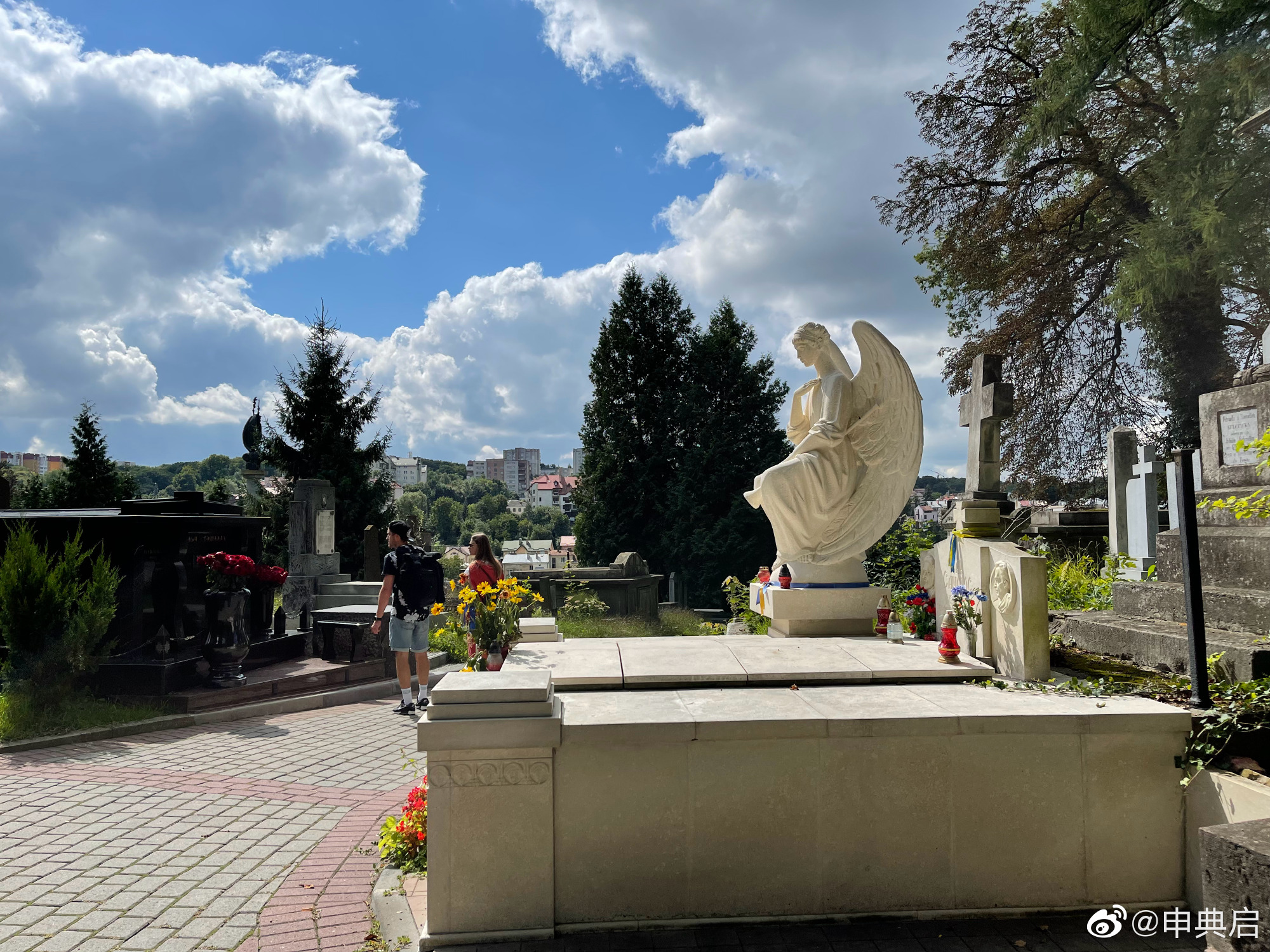 利沃夫最神奇的地方在于历史上多次易主，墓地都有各历史时期风格