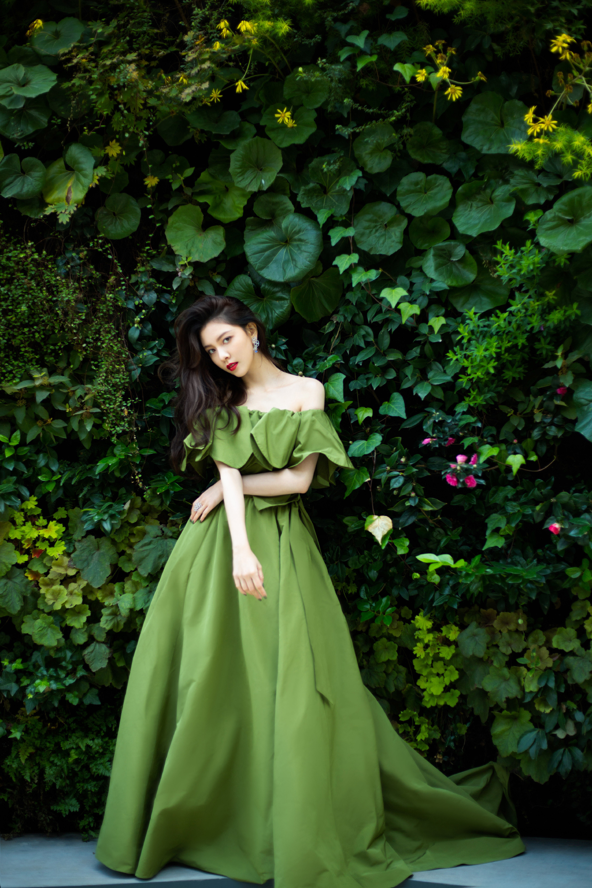 交叉绑带上衣宋妍霏同款 (宋妍霏黑色长裙造型照片)