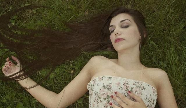 夏天到了,朋友看见我刮腋毛,她赶紧跟我学习技巧