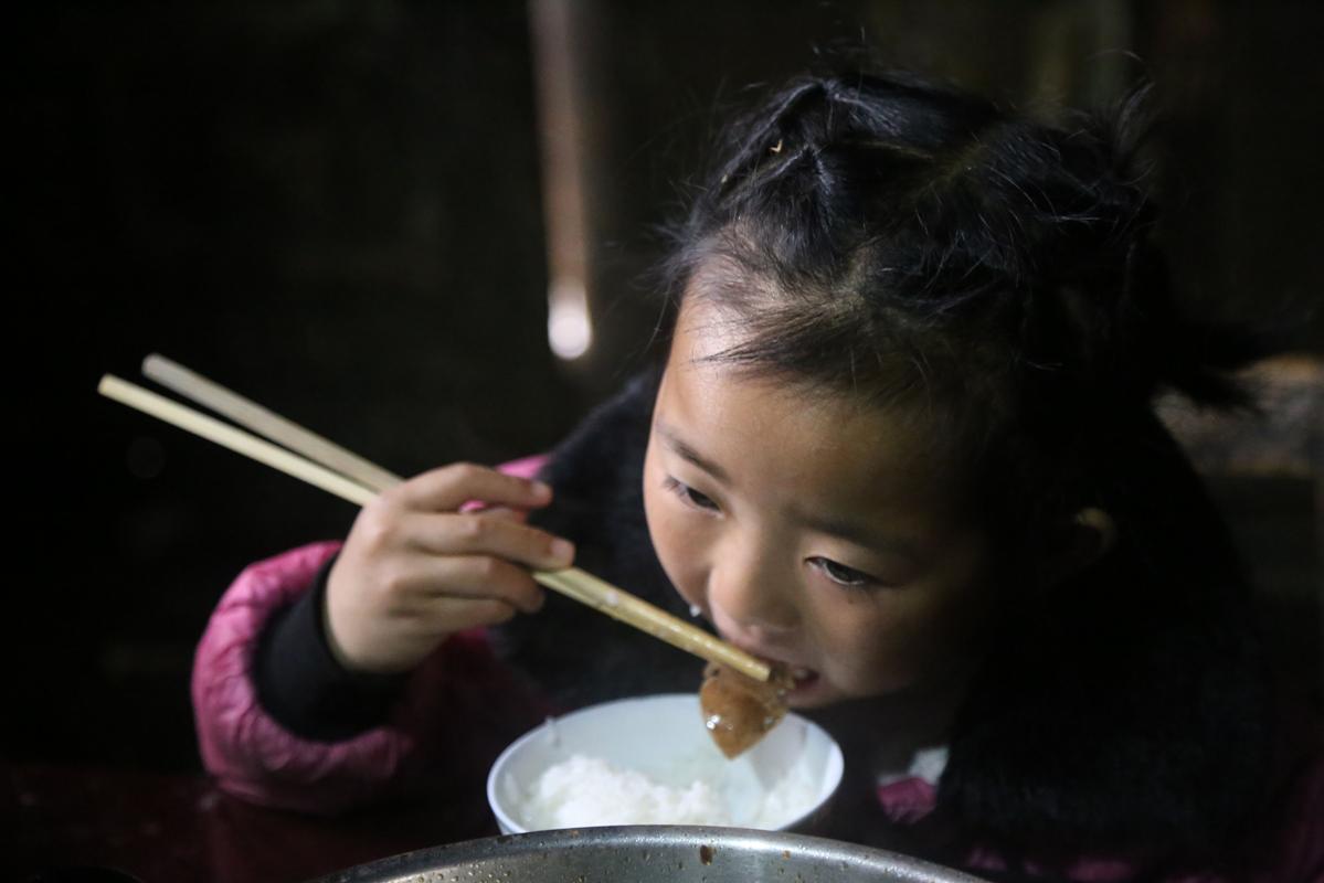 最美孝心少年王安娜：爸爸坐牢，妈妈离家出走，6岁撑起三代之家