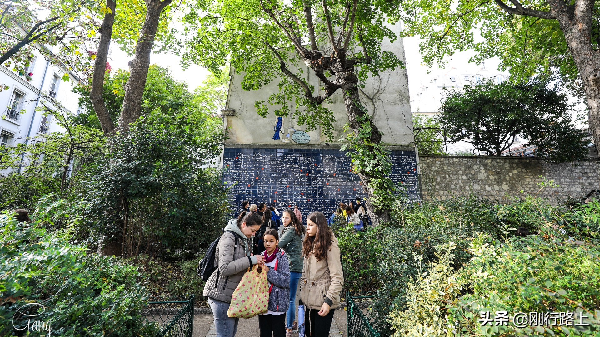 用全世界的语言说爱你的巴黎爱墙，你可曾向最爱的她表白过