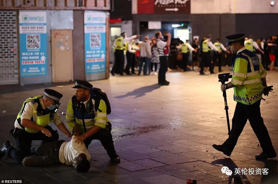 英格兰进球球迷疯狂欢呼,英格兰球迷疯狂庆祝淘汰德国