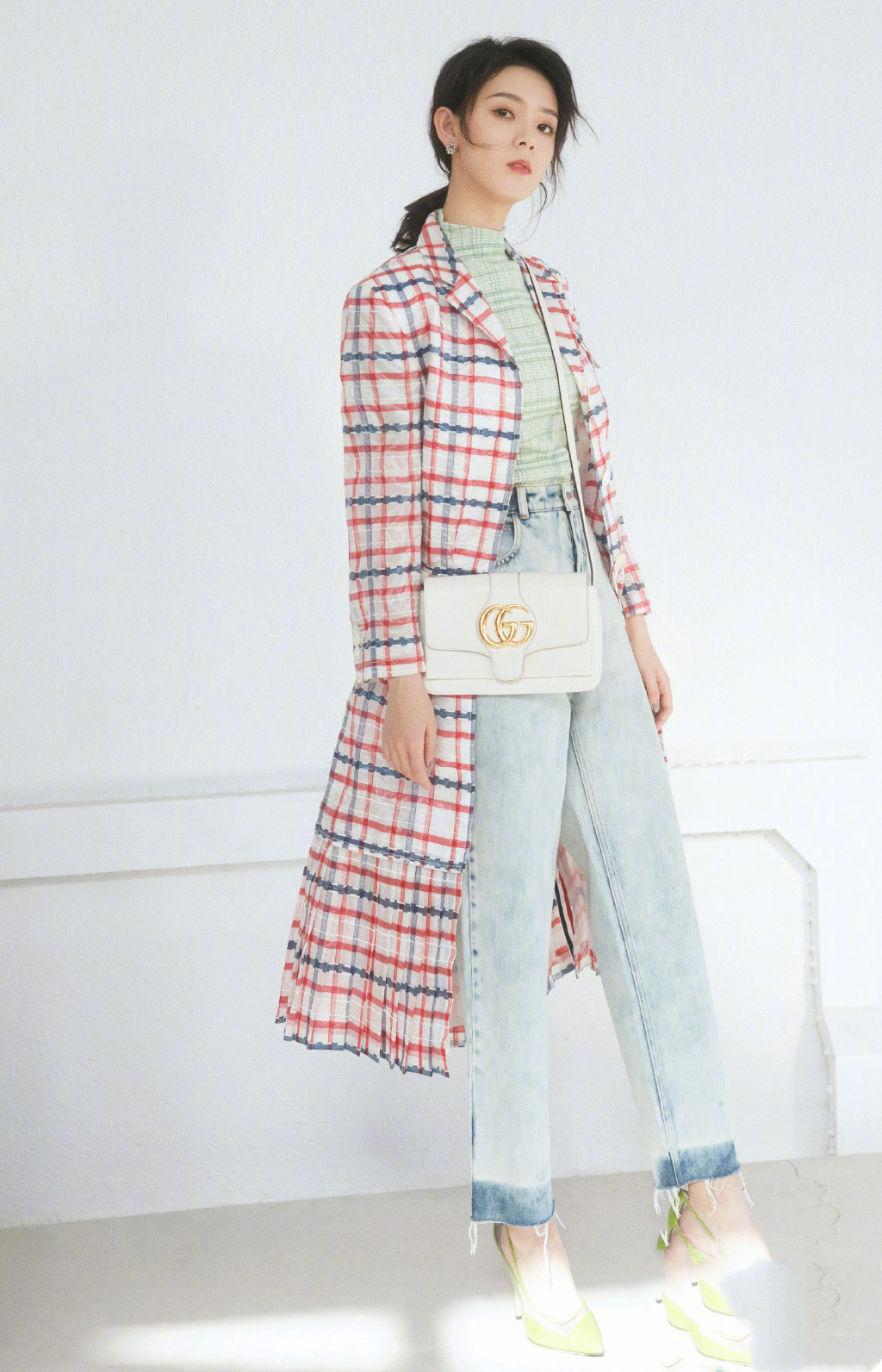 陈瑶身着一字肩身材苗条,陈瑶的穿衣风格